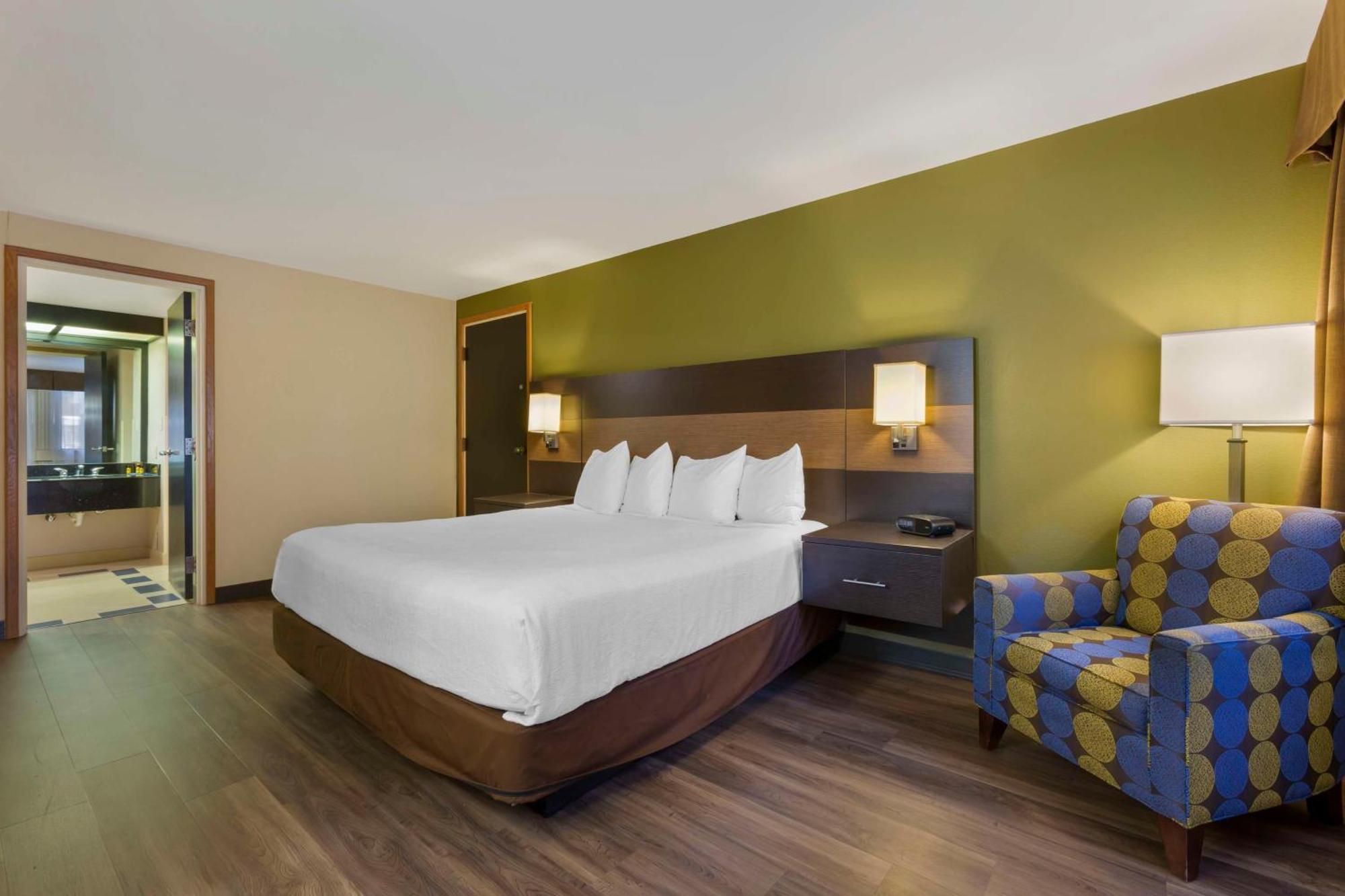 Deluxe King Room Poolside Suite - Non-Smoking,1549002316:JPEG