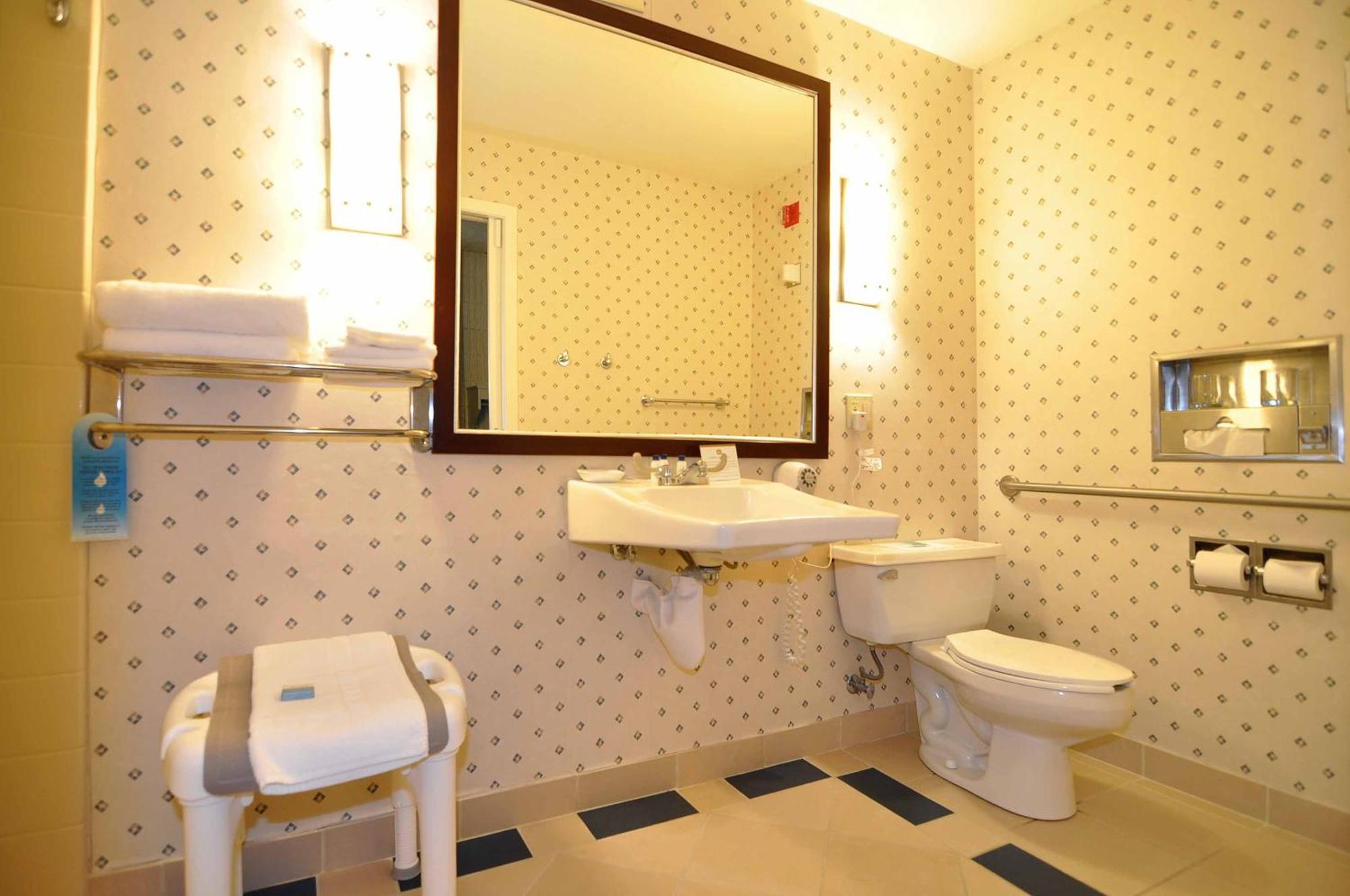 Queen Room with Walk-In Shower - Mobility Access/Communication Assistance/Non-Smoking,1549002349:JPEG